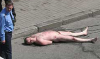 Голый мужчина загорал в центре Киева