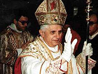 Папа Римский благословляет по мобильнику