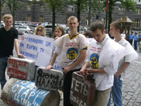 Молодежь потребовала от Януковича остановить рост цен на бензин