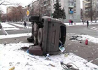 Киев. Посреди дороги растянулся… внедорожник. Фото
