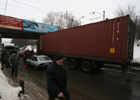 В Киеве фура попыталась увезти на себе часть моста. Фото