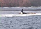 Спасатели вытащили отчаевшегося любителя зимней рыбалки. Фото