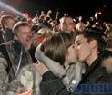 Украинские влюбленные слились в массовом поцелуе. Фото