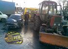Киевлянин разбил машину о трактор. Фото