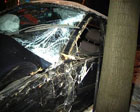 В Киеве "Мазда" на полном ходу влетела в дерево. Авто залило кровью. Фото