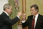 Ющенко с Бушем решили тяпнуть по маленькой. Фото