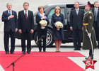 Буш приехал в Киев в старых туфлях. А вот у Ющенко "шузы" что надо. Фото
