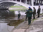 В Киеве джип упал с моста в Днепр. Машину вытащили, а пассажиров – нет. Фото