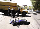 Киев. Мотоциклист попал под «ЗИЛ». Авария едва не закончилась плачевно. Фото