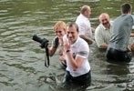 Томенко весело проводит время. С женщинами в воде. Фото