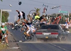 Пьяный мексиканец на авто влетел в группу велосипедистов. Есть погибшие и много раненных. Фото