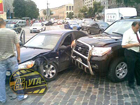 В центре Киева Лэнд Крузер попытался раздавить легковушку. Фото