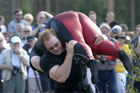 Необычный конкурс прошел в Финляндии. Мужчины таскали на плещах своих... 100-килограммовых жен. Фото