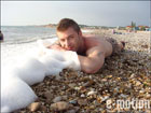 Певец Андрей Кравчук занимался на пляже странными вещами. Фото