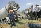 Ленин с бревном отдыхает. Ющенко с бетоном смотрится круче. Фото