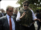 Саакашвили в бронежилете и темных очках похож на наемного убийцу. Фото
