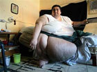 Самый толстый человек в мире гуляет, не вылезая из кровати. Фото
