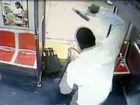 В США маньяк с гвоздодером нападает на дремлющих людей в метро. Жуткие фото