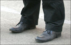 Советник Черновецкого ходит в рваных старых туфлях. К чему бы это? Фото