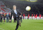 Ющенко показал футболистам, как надо бить по мячу. Фото