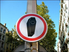 Европейцы в шоке. На улицах появились фальшивые дорожные знаки. Фото