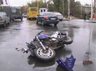 В Киеве лихой байкер пытался проскочить на красный свет. Не удачно. Фото