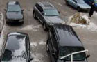 Киев. Выпавшее с балкона окно разбило 6 автомобилей. Фото