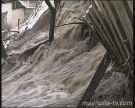 Шок. В Киеве водопад залил несколько домов. Фото