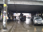 В Киеве грузовик не влез под мост и завалился на остановку. Фото