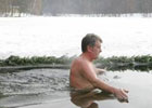 Ющенко искупался в ледяной воде. Фото