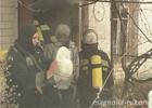 Киев. Пожарники вытащили из горящего дома труп женщины. Фото