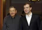 Президент Медведев где-то раздобыл украинское сало... и попотчевал им дедушку Рауля. Фото