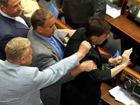 Разъяренные регионалы бросились к Тимошенко. Та отступила в сторону
