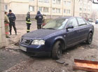 Привет «Киевавтодору». В столице машины проваливаются под землю прямо на глазах. Фото