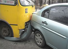 В Киеве иномарка на полном ходу влупилась в маршрутку. Есть пострадавшие. Фото