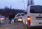 В Киеве три дорогих иномарки не смогли поделить дорогу. Пострадал ни в чем не повинный «немец». Фото