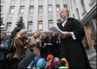 Как Тимошенко со злым лицом распиналась под окнами Балоги. Фото