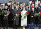 Тимошенко и Ющенко вынуждены были ютиться под одним зонтиком. Фото