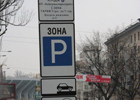 В Киеве завелась бабка с ножом, которая нападает на припаркованные авто
