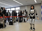 Японцы изобрели девушку-робота, которая может принимать не только разные позы, но и… Фото