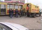 В Киеве трамваи не поделили рельсы. И как следует помяли себя. Фото