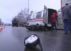 Киев. Неравное противостояние мопеда и КамАЗа. Ясно, кто пострадал больше. Фото