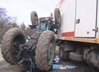 В Киеве неуправляемый «Мерс» на полном ходу перевернул трактор. Фото