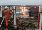 Волынь. Украинская газовая труба полыхала так, что пожарником пришлось немного попотеть. Фото