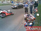 Киев. Невероятные кульбиты совершил мотоциклист, но аварии избежать так и не удалось. Фото