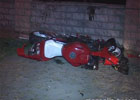 Мотоцикл пытался пробить один из киевских заборов. В результате эксперимента погиб один из участников. Фото