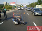 Киев. Подрезанный мотоциклист крайне неудачно упал. Фото