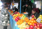 На киевских рынках появилась черешня. Мелкая и противная, но ее разметают