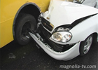 В аварии, которая произошла в Киеве, пострадали 2 машины, не считая маршрутки. Фото