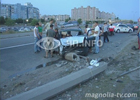 Киев. На «Жигуль» в котором находились семь человек упал бетонный столб. Фото